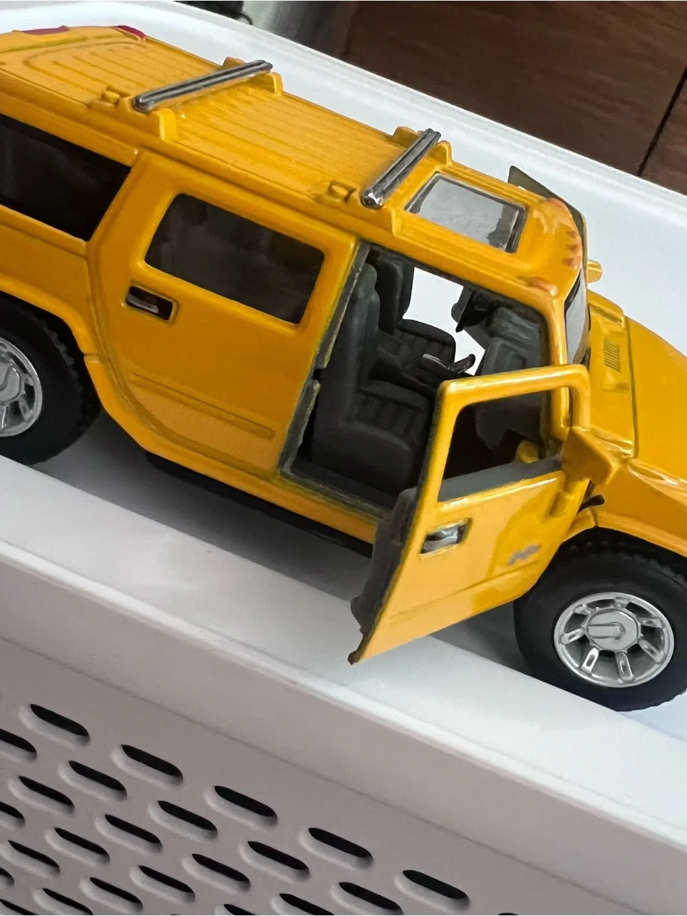 Kinsmart 2008 Hummer H2 SUV Diecast Model Toy Car 1:40 Yellow (5